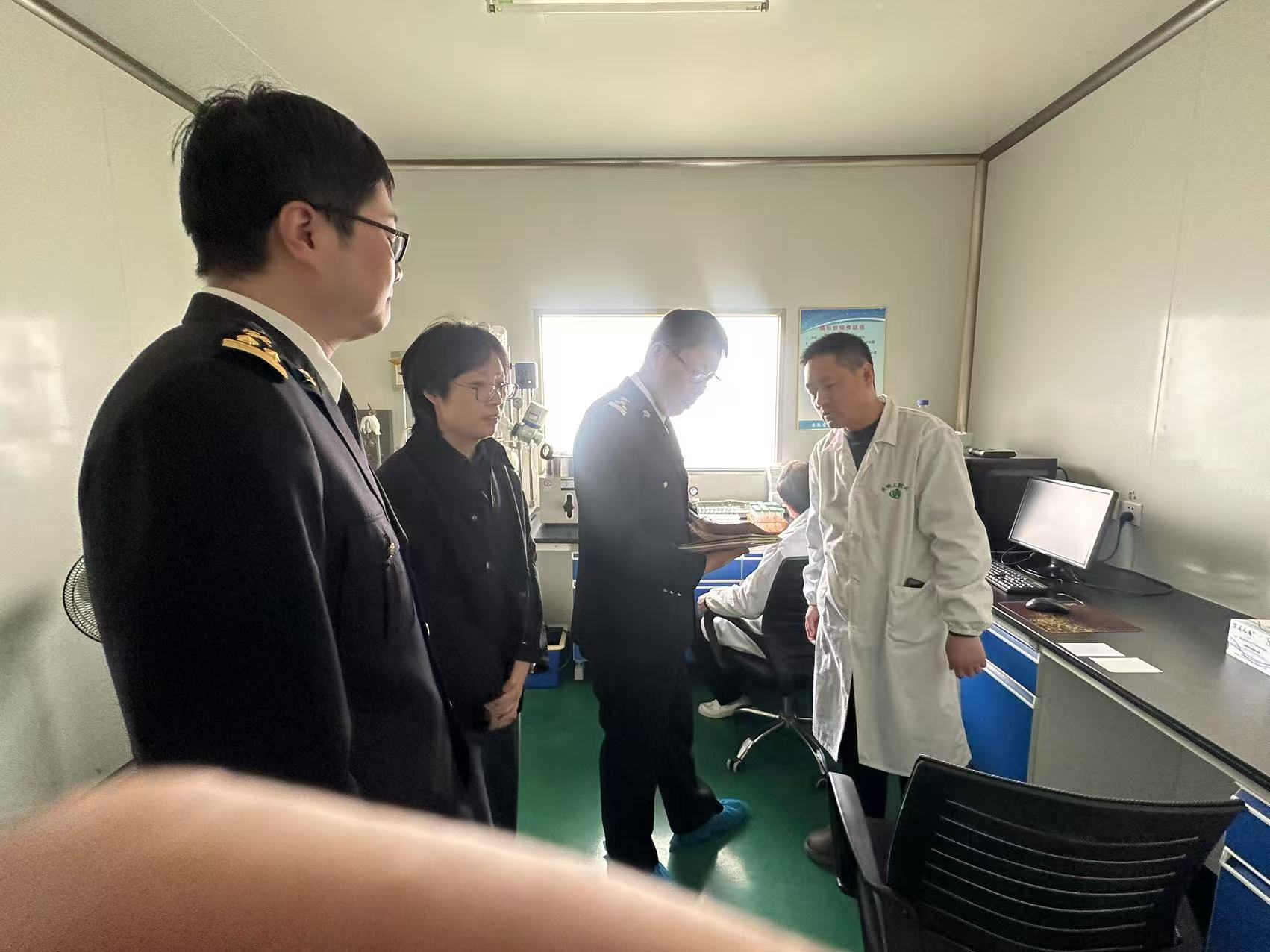 考察實(shí)驗(yàn)室.jpg